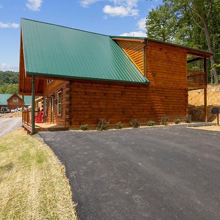 The 3 Bears Is A Newly Built 3 Bedroom Cabin Only 3 Minutes From The Parkway! Pigeon Forge Bagian luar foto