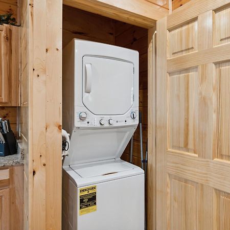 The 3 Bears Is A Newly Built 3 Bedroom Cabin Only 3 Minutes From The Parkway! Pigeon Forge Bagian luar foto