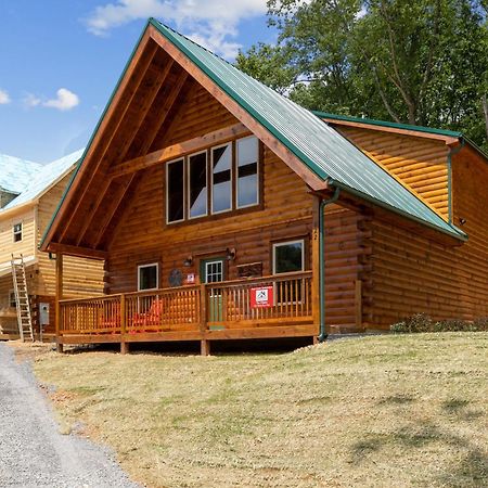 The 3 Bears Is A Newly Built 3 Bedroom Cabin Only 3 Minutes From The Parkway! Pigeon Forge Bagian luar foto